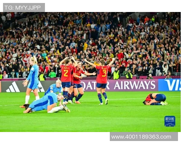 足球明星在街头遭热情粉丝追逐引发围观现场气氛火热